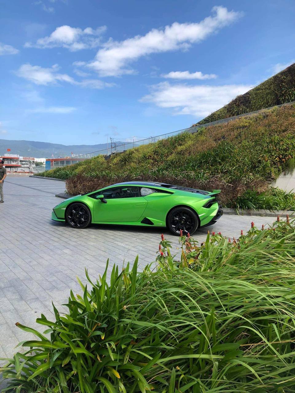 Bắt gặp Lamborghini Huracan Tecnica đầu tiên Việt Nam: Nhập khẩu chính hãng, ra mắt trong tuần tới - Ảnh 1.
