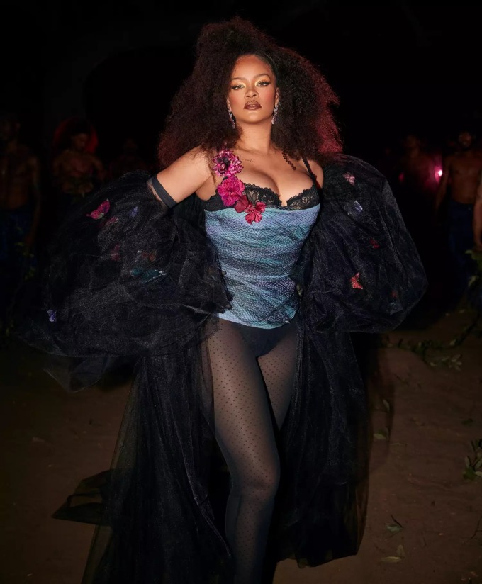 Rihanna hóa Mẹ thiên nhiên trong show Savage X Fenty Vol.4. Ảnh: Savage X Fenty