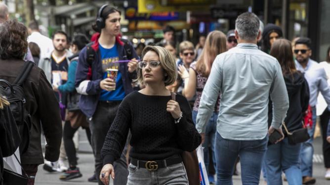 A record number of Australians are working in more than one job, new quarterly data shows. (Diego Fedele/AAP PHOTOS)