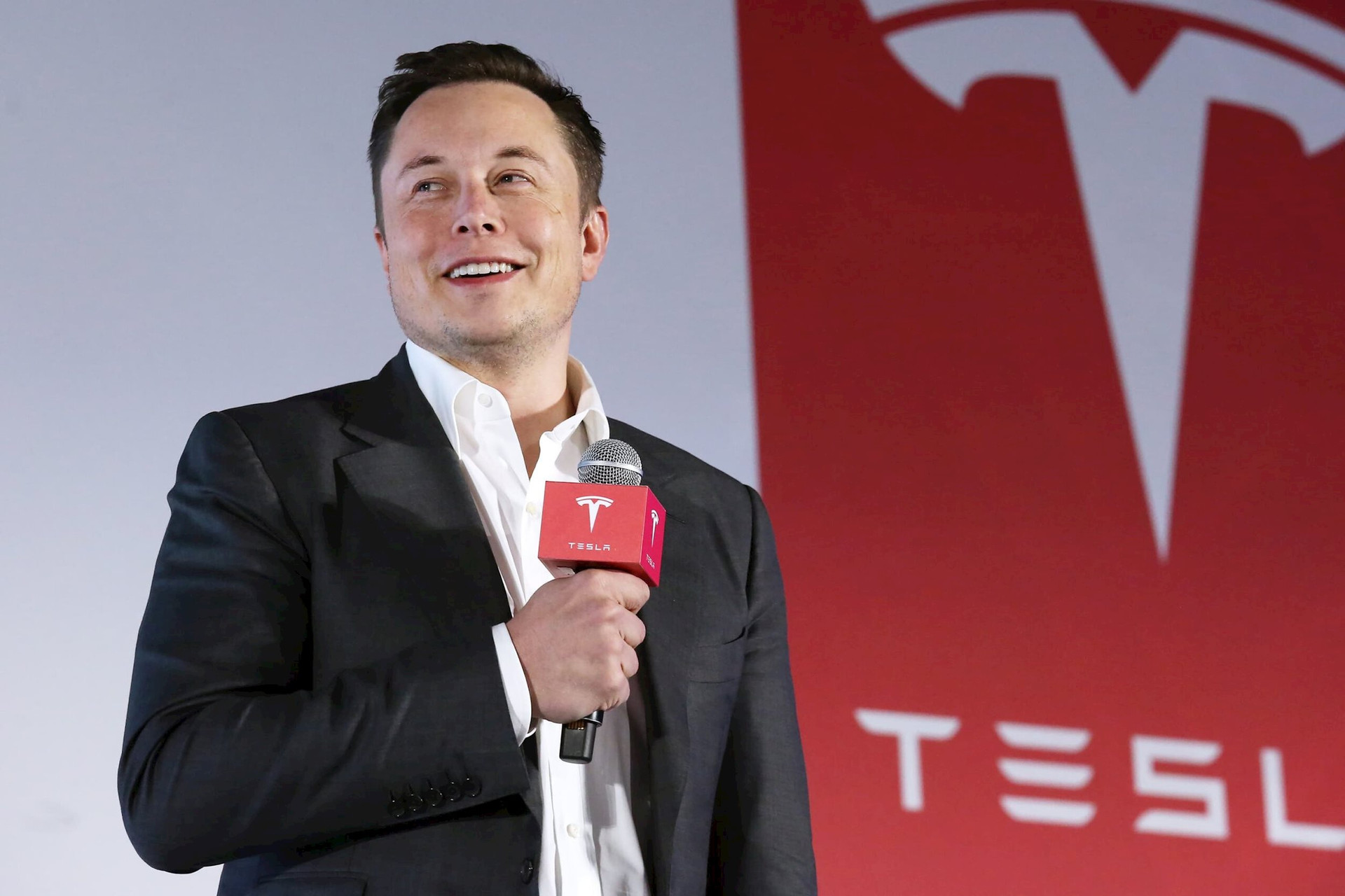 20221104-elon-musk-tesla-co-tiem-nang-vuot-apple-va-saudi-aramco-ve-gia-tri-1-scaled.jpg