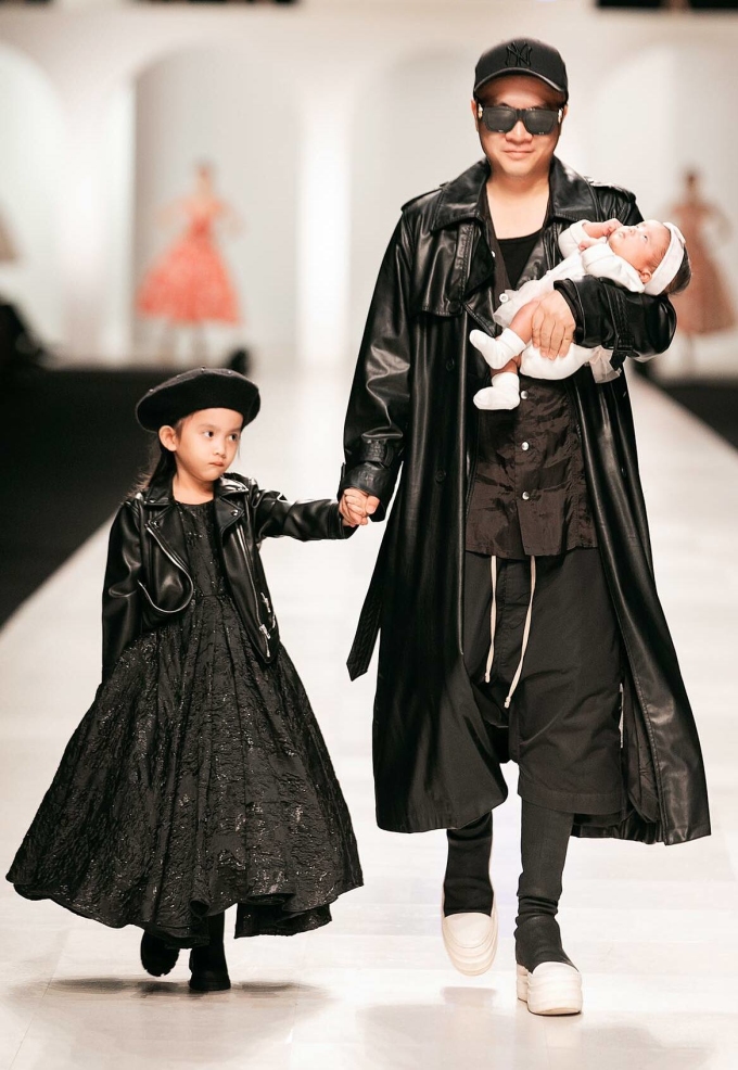 Nhà thiết kế Đỗ Mạnh Cường bên bé Mimi và con nuôi thứ 10 - bé Thiên Nga. Ảnh: Kiếng Cận
