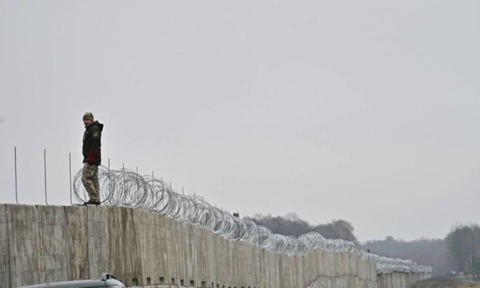 Bức tường biên giới Ukraine đang xây ngăn cách biên giới với Belarus. Ảnh: Telegram/tymoshenko_kyrylo.
