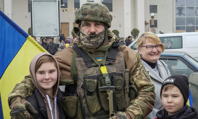 Binh sĩ Ukraine chụp ảnh cùng dân thành phố Kherson ngày 12/11. Ảnh: Reuters.