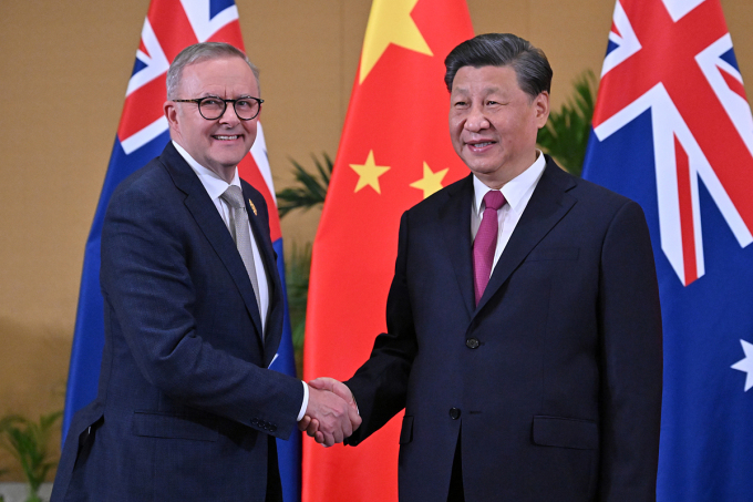 Thủ tướng Australia Anthony Albanese (trái) gặp Chủ tịch Trung Quốc Tập Cận Bình bên lề hội nghị thượng đỉnh G20 ở Bali, Indonesia ngày 15/11. Ảnh: Reuters.