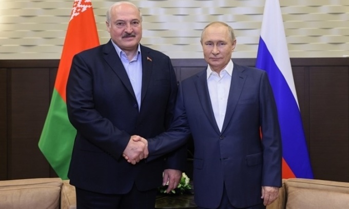 Tổng thống Nga Putin (trái ) và Tổng thống Belarus Lukashenko gặp nhau tại thành phố Sochi hồi tháng 9. Ảnh: AFP.