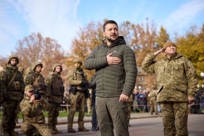 Tổng thống Ukraine Volodymyz Zelensky trong chuyến thăm thành phố Kherson hôm 14/11. Ảnh: Reuters.