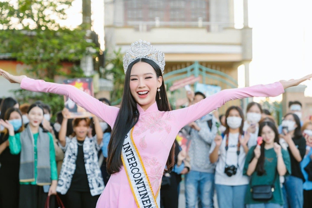 Bảo Ngọc khoe nhan sắc rạng rỡ, di chuyển bằng ghe về quê sau 1 tháng đăng quang Miss Intercontinental - Ảnh 2.