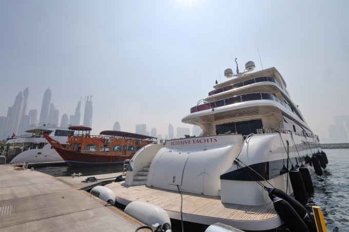 Du thuyền cho thuê để xem World Cup neo ở bến cảng Dubai ngày 1/11. Ảnh: AFP.
