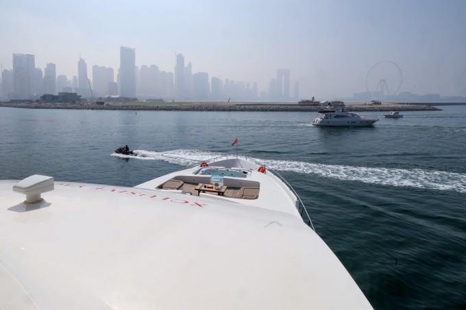 Bể sục nằm ở đuôi tàu nhìn về phía Dubai. Ảnh: AFP.