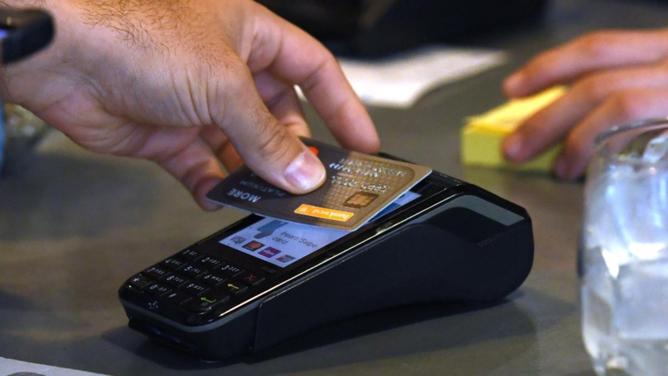 Wages have failed to keep pace with Australia's rising cost of living. (Dan Peled/AAP PHOTOS)