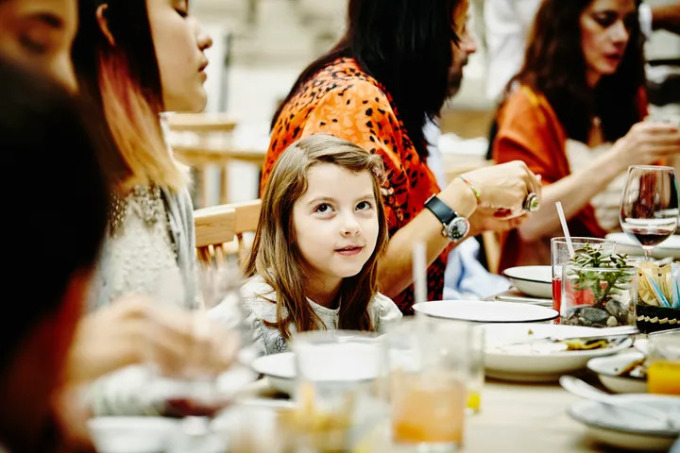 Trẻ em Pháp thường ngồi vào bàn chính, dùng chung bát đĩa và ăn cùng loại thức ăn như người lớn. Ảnh: Huffpost