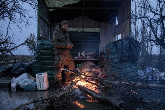 Lính Ukraine nghỉ ngơi bên đóng cửa gần làng Novopetrivka, tỉnh Kherson, hôm 17/11. Ảnh: AFP.