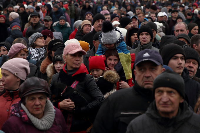 Người dân xếp hàng chờ nhận hỗ trợ nhân đạo ở thành phố Kherson, Ukraine, ngày 18/11. Ảnh: Reuters.