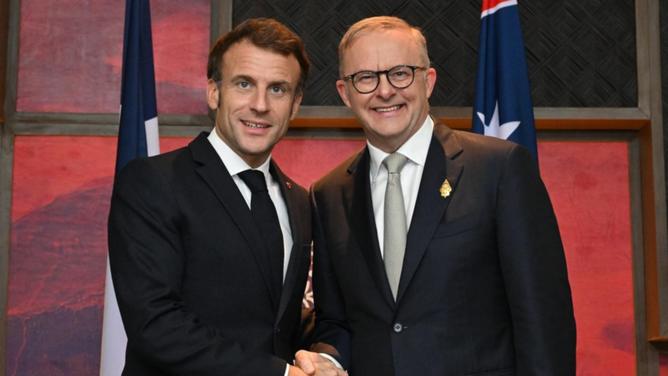 It was all smiles when Prime Minister Anthony Albanese met French President Emmanuel Macron in Bali. (Mick Tsikas/AAP PHOTOS)