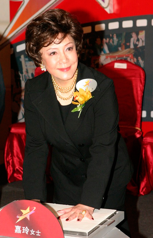 Diễn viên Gia Linh lấy dấu tay để gắn trên Đại lộ Ngôi sao ở Hong Kong thập niên 2000. Ảnh: HK01