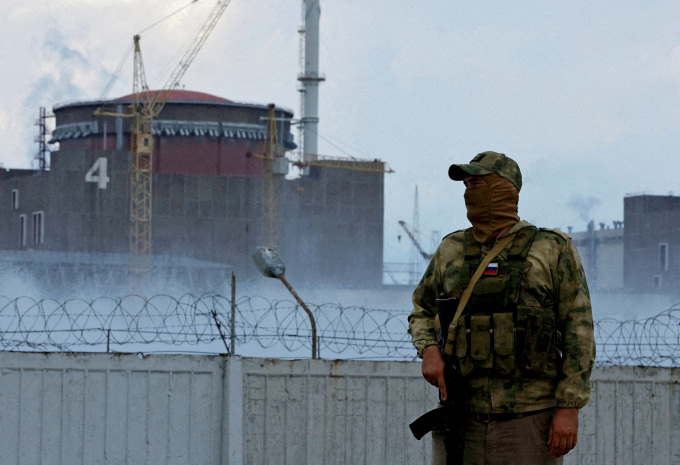 Binh sĩ Nga đứng gác gần nhà máy điện hạt nhân Zaporizhzhia, thành phố Enerhodar, tỉnh Zaporizhzhia, Ukraine, ngày 4/8. Ảnh: Reuters.