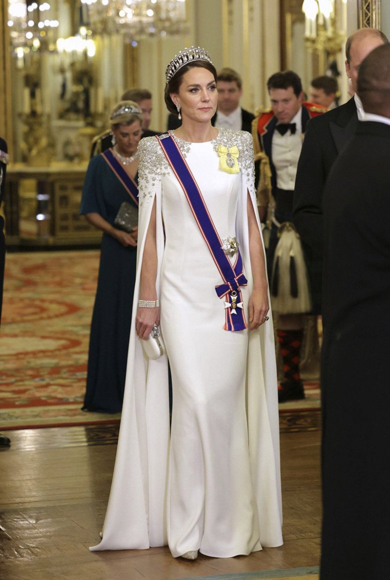 Kate Middleton mặc váy dạ hội trắng, bùng nổ thần thái nữ hoàng với amp;#34;của hồi mônamp;#34; mẹ chồng để lại - 1