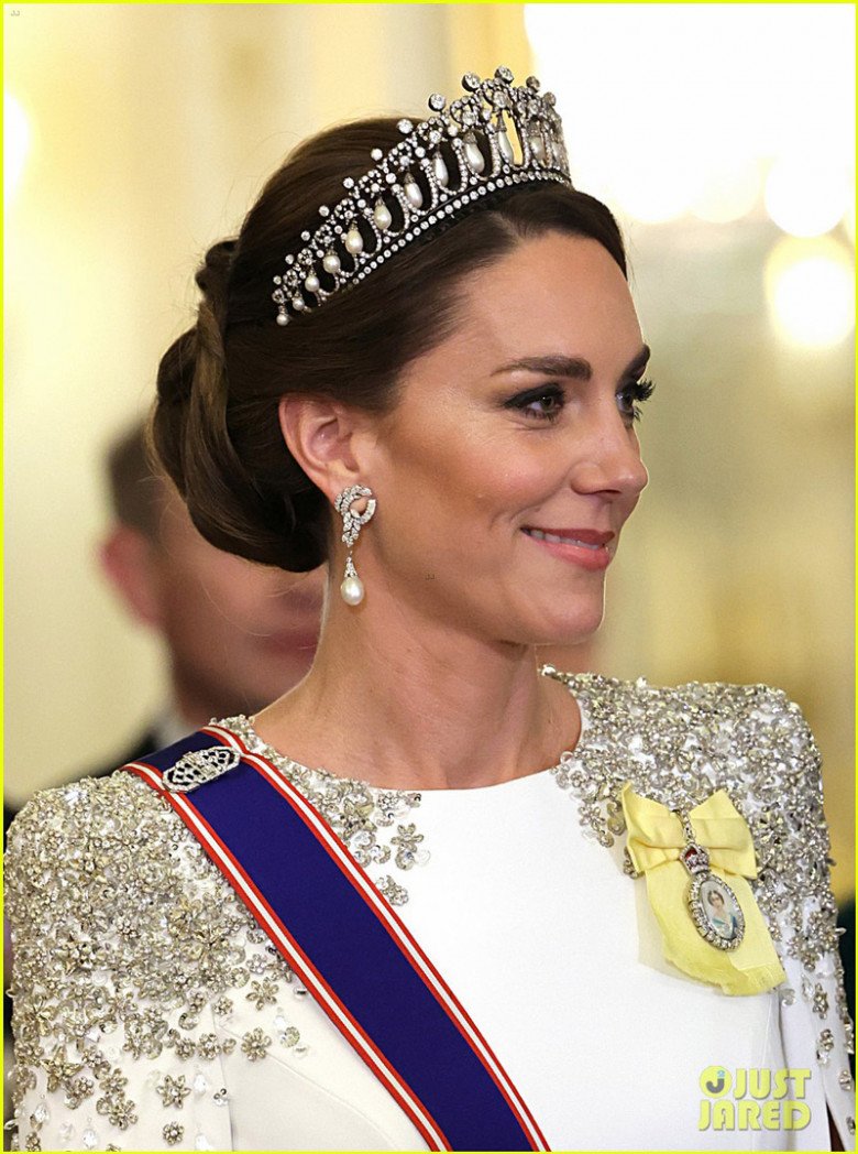Kate Middleton mặc váy dạ hội trắng, bùng nổ thần thái nữ hoàng với amp;#34;của hồi mônamp;#34; mẹ chồng để lại - 5