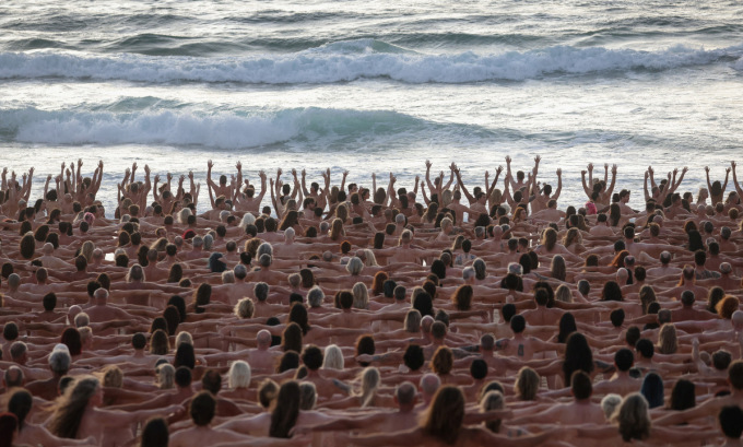 Người dân Australia tham gia chụp ảnh khỏa thân trên bãi biển Bondi hôm nay. Ảnh: Reuters.