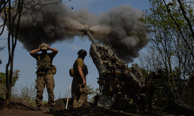 Binh sĩ Ukraine khai hỏa pháo M777 vào vị trí quân đội Nga tại tỉnh Kharkov ngày 1/8. Ảnh: Reuters.