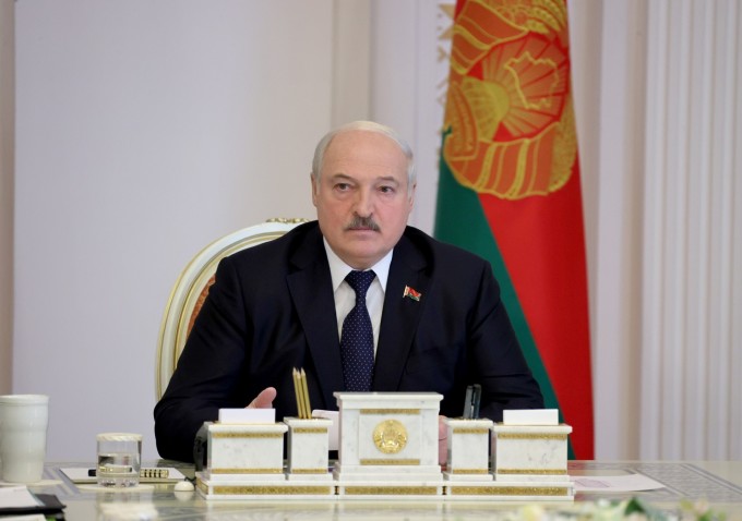 Tổng thống Belarus Alexander Lukashen trong cuộc gặp các quan chức quân đội tại Minsk hôm 10/10. Ảnh: AFP.