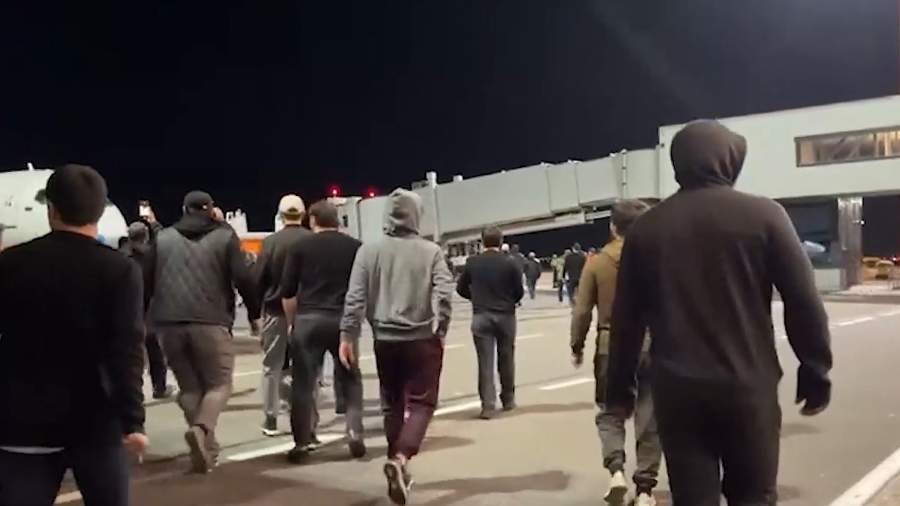 Người biểu tình truy tìm người Israel tại sân bay  Makhachkala, Cộng hòa Dagestan thuộc Nga, tối 29/10. Ảnh: Dpru