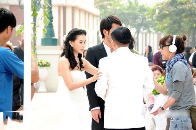Lộ hình ảnh Trương Bá Chi tái hôn, 3 đứa con cũng có mặt, Tạ Đình Phong phản ứng thế nào? - 4