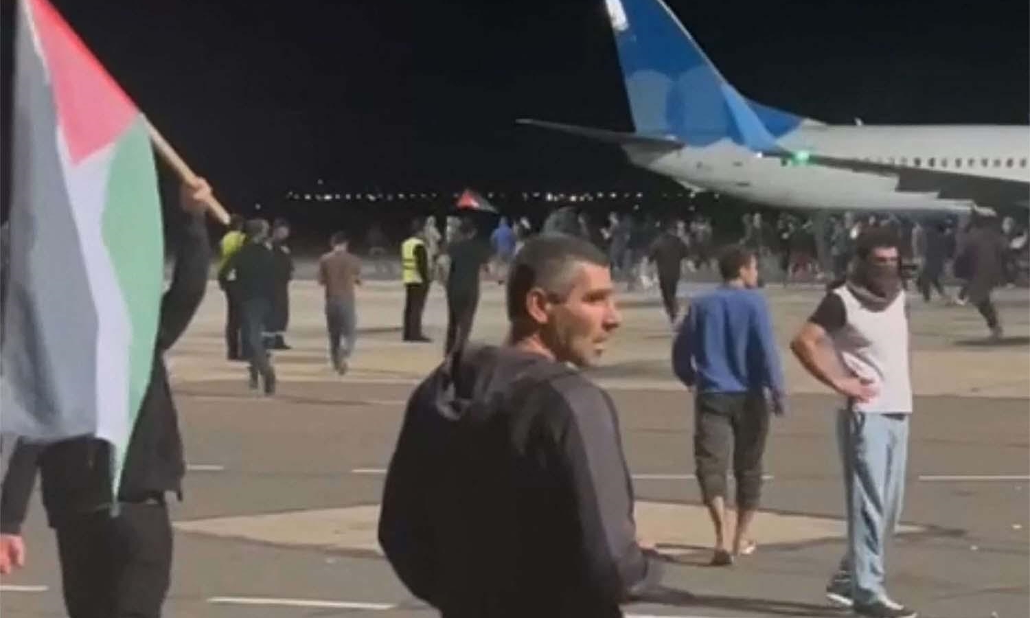 Đám đông truy lùng người Israel ở sân bay lĩnh án tù tối đa 10 ngày