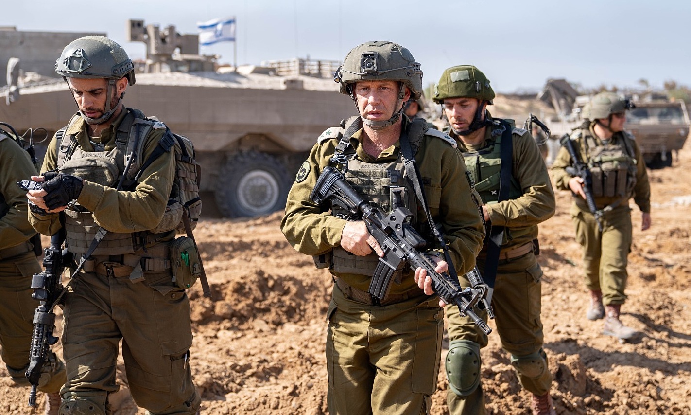 Tướng Yaron Finkelman (giữa), tư lệnh Quân khu Miền nam Israel, mang súng trường cùng các binh sĩ ở Dải Gaza ngày 30/10. Ảnh: IDF