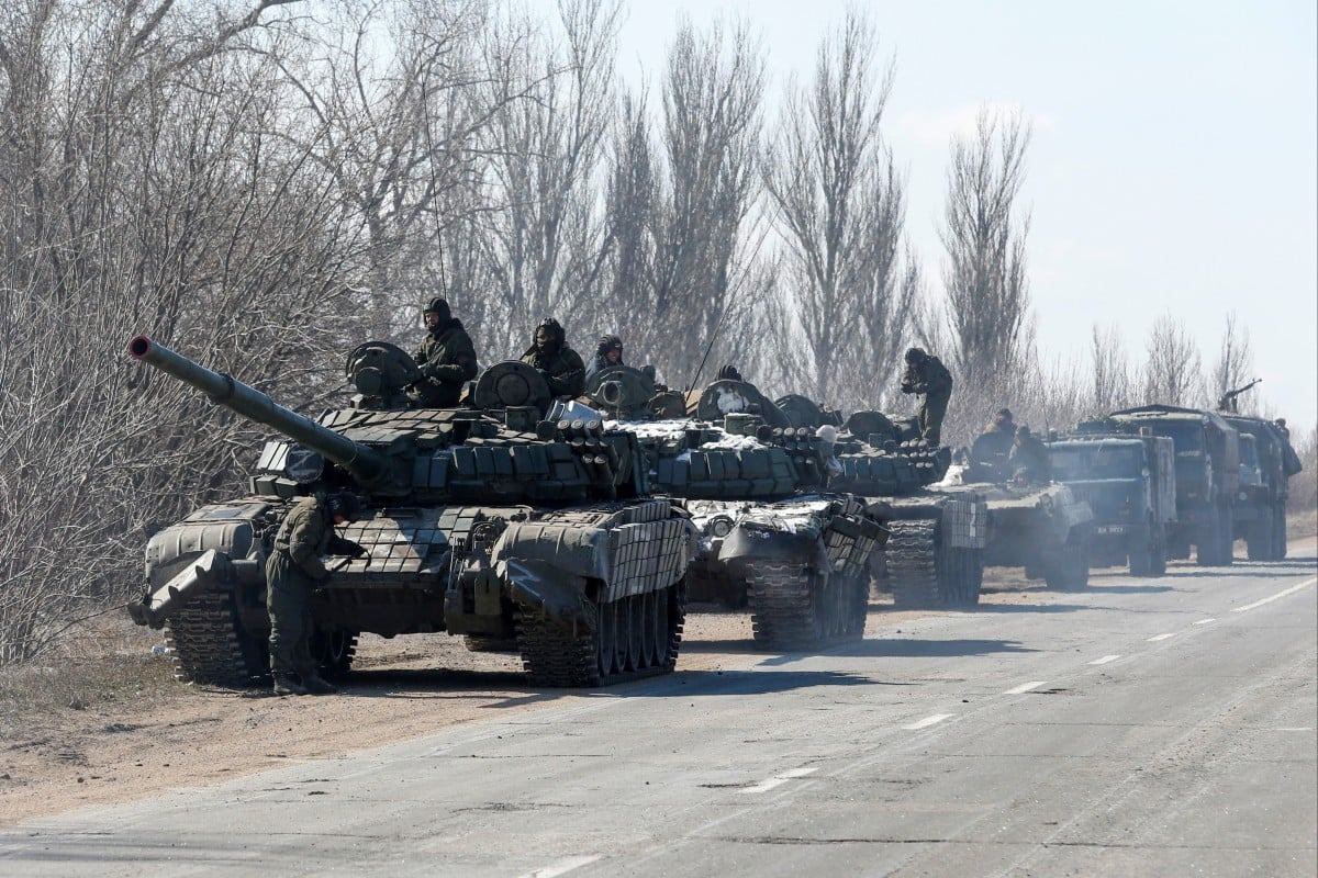 Xe bọc thép của lực lượng thân Nga bên ngoài thị trấn Volnovakha do phe ly khai kiểm soát ở Donetsk ngày 12/3/2022. Ảnh: Reuters