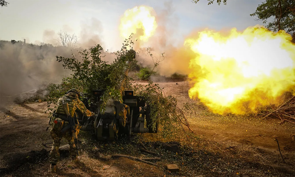 Quân nhan Nga khai hỏa lựu pháo D-30 vào vị trí Ukraine ngày 4/10. Ảnh: RIA Novosti