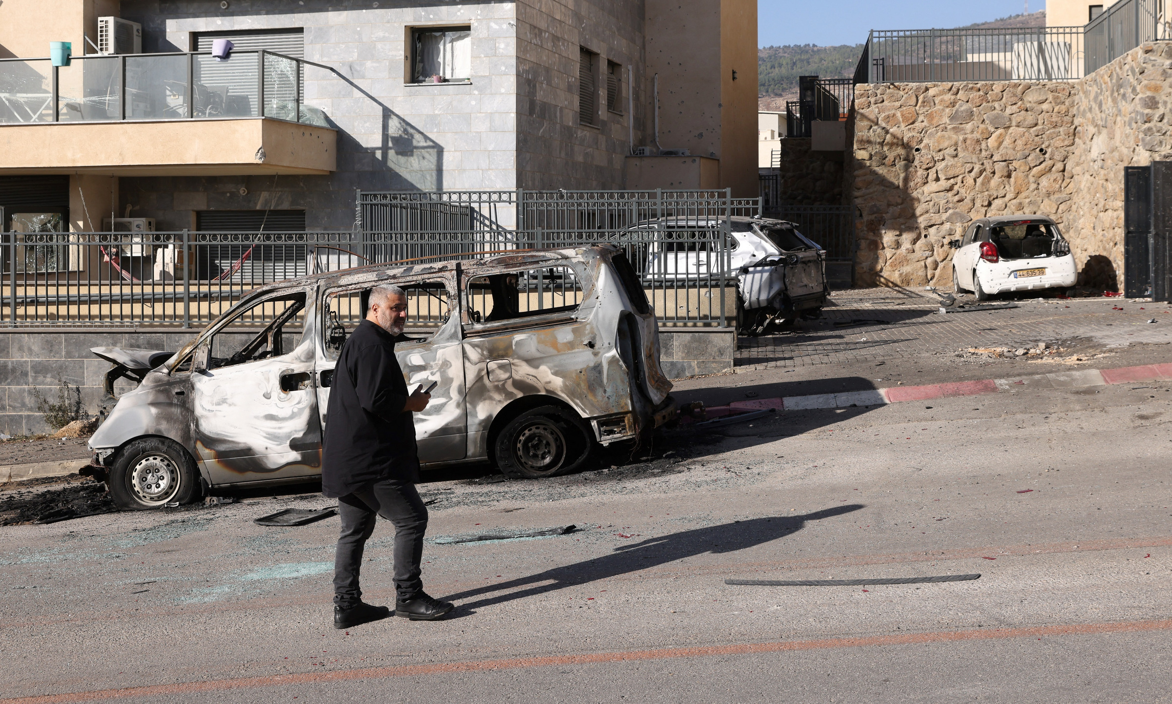 Hiện trường sau vụ tấn công rocket nhằm vào thị trấn Kiryat Shmona, miền bắc Israel, hôm 5/11. Ảnh: AFP