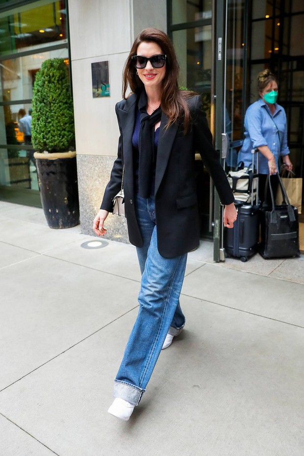 10 cách mặc áo blazer sang trọng và quý phái của Anne Hathaway - Ảnh 5.