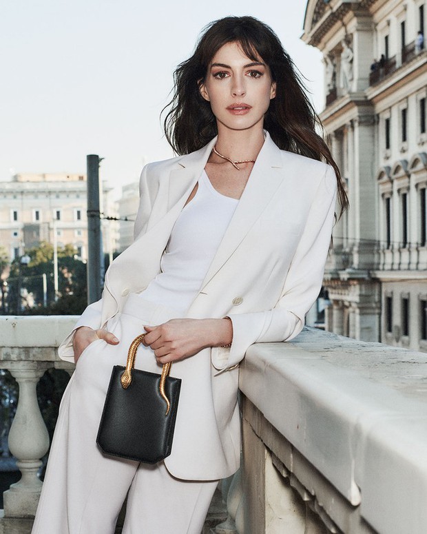 10 cách mặc áo blazer sang trọng và quý phái của Anne Hathaway - Ảnh 10.