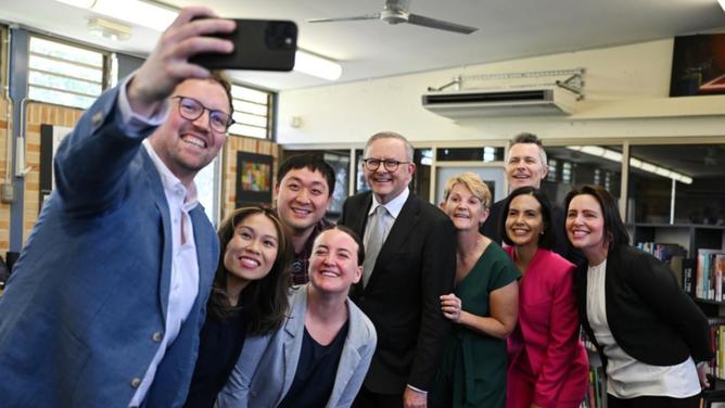 Prime Minister Anthony Albanese says teachers play an important role in shaping people's lives. (Dean Lewins/AAP PHOTOS)