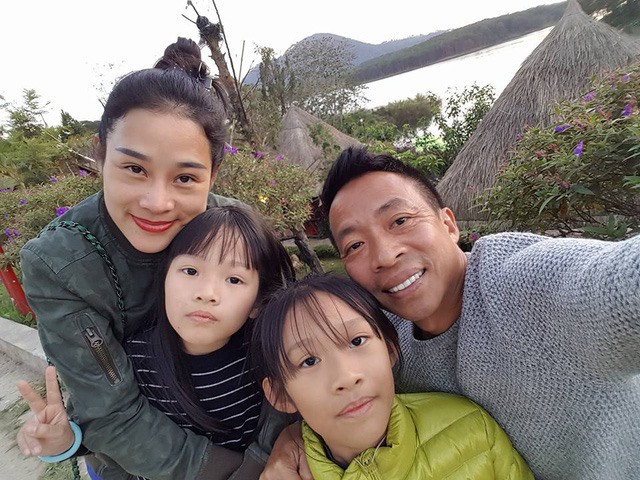 Ca sĩ Việt Hoàn ly hôn vợ trẻ kém 18 tuổi sau khi có 3 con chung, sống một mình tại nhà vườn 12.000 m2 - 3