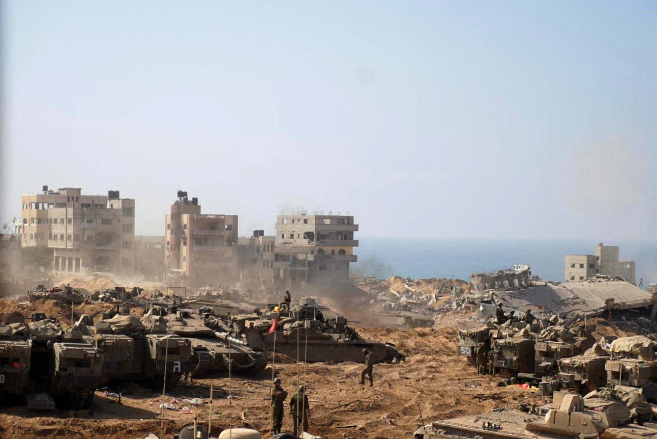 Binh sĩ và xe tăng Israel tại một địa điểm ở miền bắc Dải Gaza trong hình ảnh được quân đội nước này công bố ngày 5/11. Ảnh: AFP
