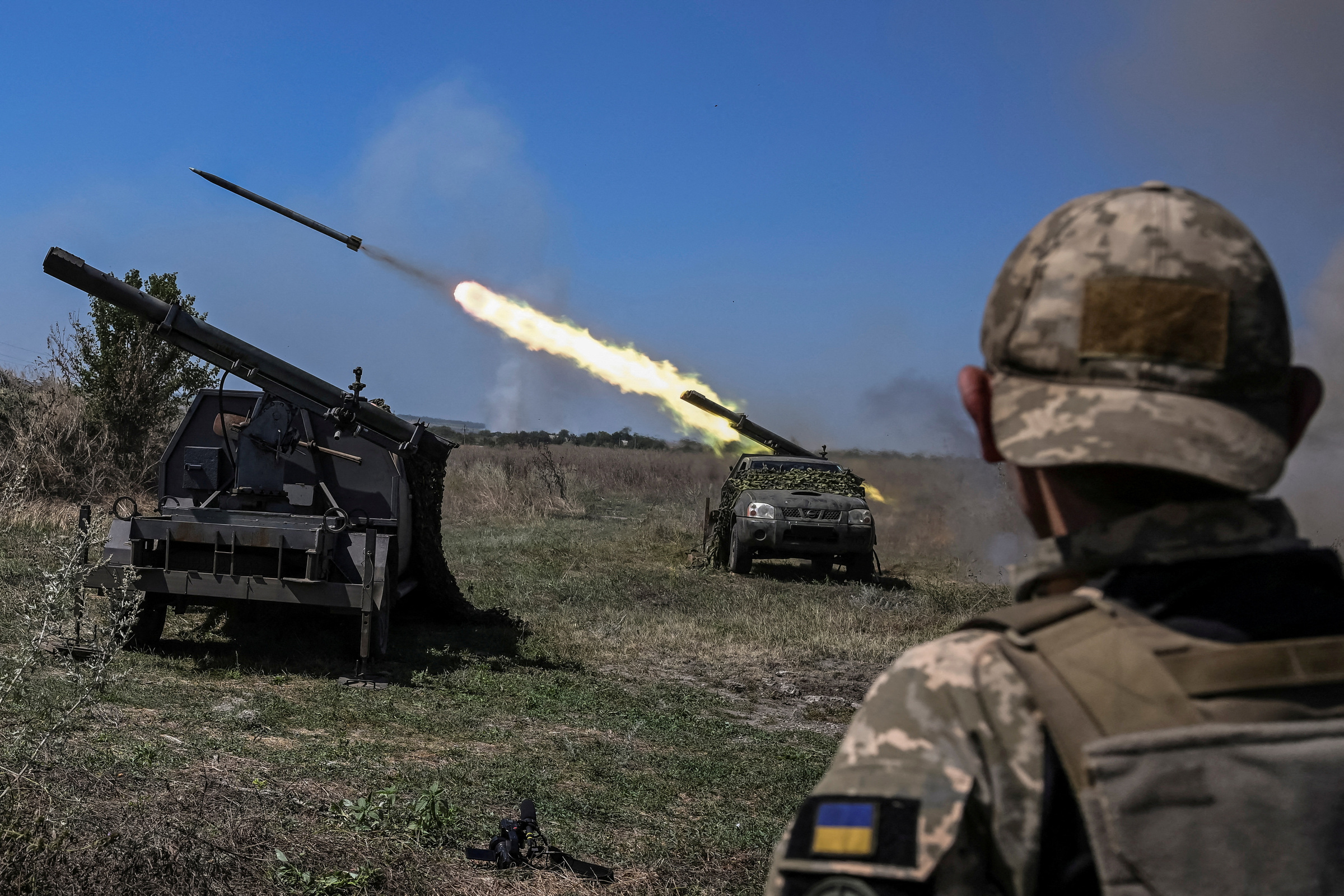 Binh sĩ Ukraine khai hỏa nhằm vào vị trí của quân đội Nga ở vùng Zaporizhzhia ngày 19/8. Ảnh: Reuters