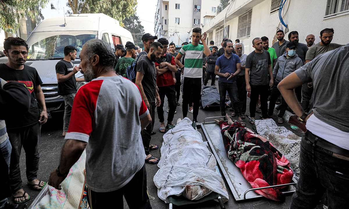 Thi thể các nạn nhân trong vụ tấn công bệnh viện Al-Shifa tại Gaza City, Dải Gaza ngày 10/11. Ảnh: AFP