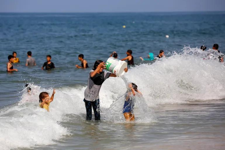 Người Gaza bơi lội, tắm giặt ở biển Deir al-Balah, miền nam Gaza. Ảnh: Al Jazeera