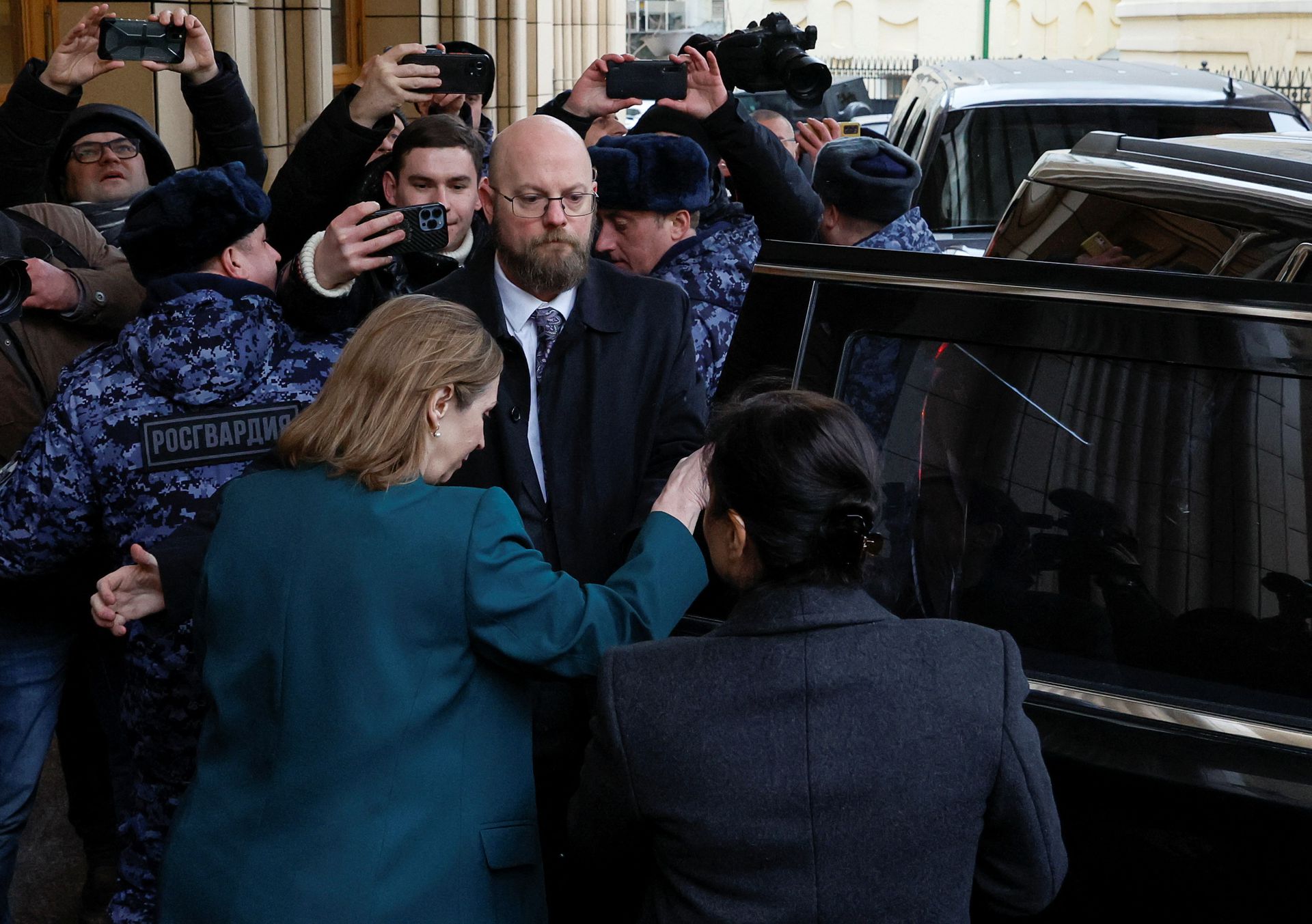 Bà Tracy lên xe rời trụ sở Bộ Ngoại Nga hồi tháng 1. Ảnh: Reuters