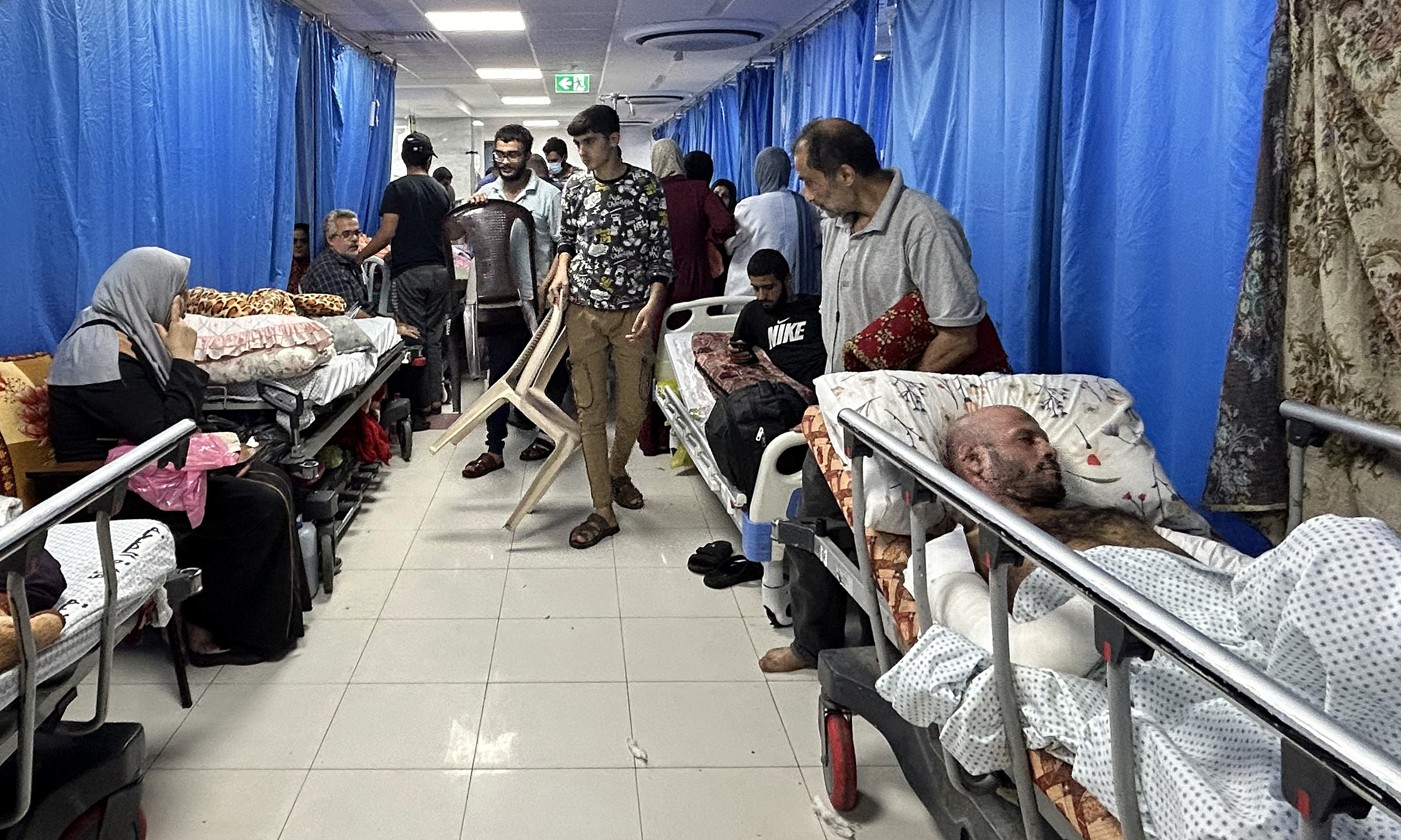 Bệnh nhân và dân thường tị nạn trong bệnh viện Al-Shifa ở Gaza City ngày 10/11. Ảnh: AFP