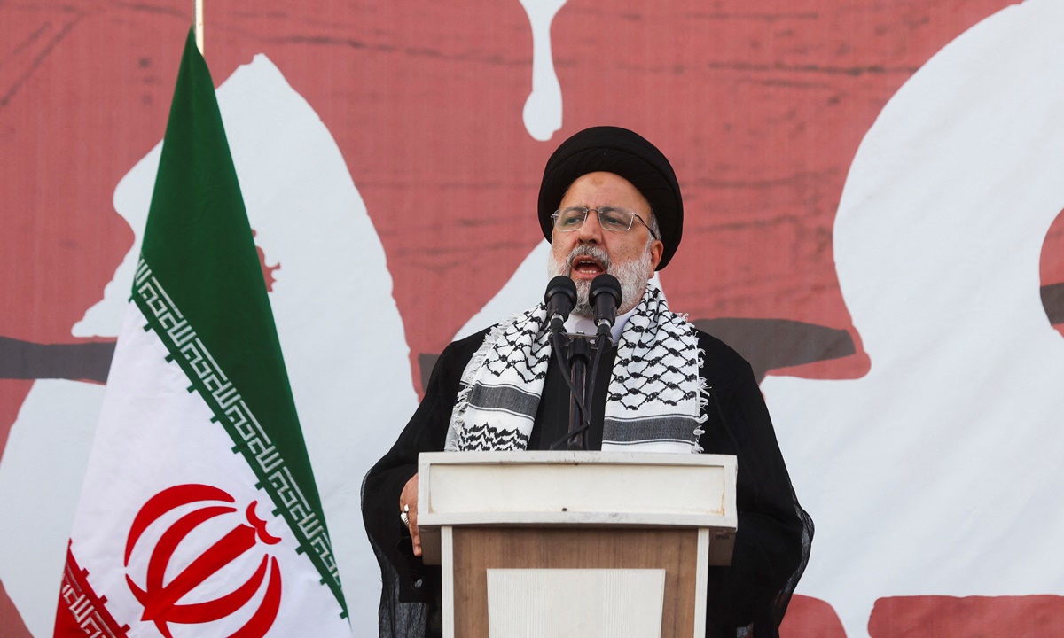 Tổng thống Iran Ebrahim Raisi phát biểu tại một cuộc biểu tình phản đối Israel ở Tehran hồi giữa tháng 10. Ảnh: Reuters