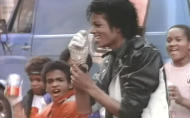 Áo khoác của Michael Jackson được bán đấu giá hơn 300.000 USD - Ảnh 1.