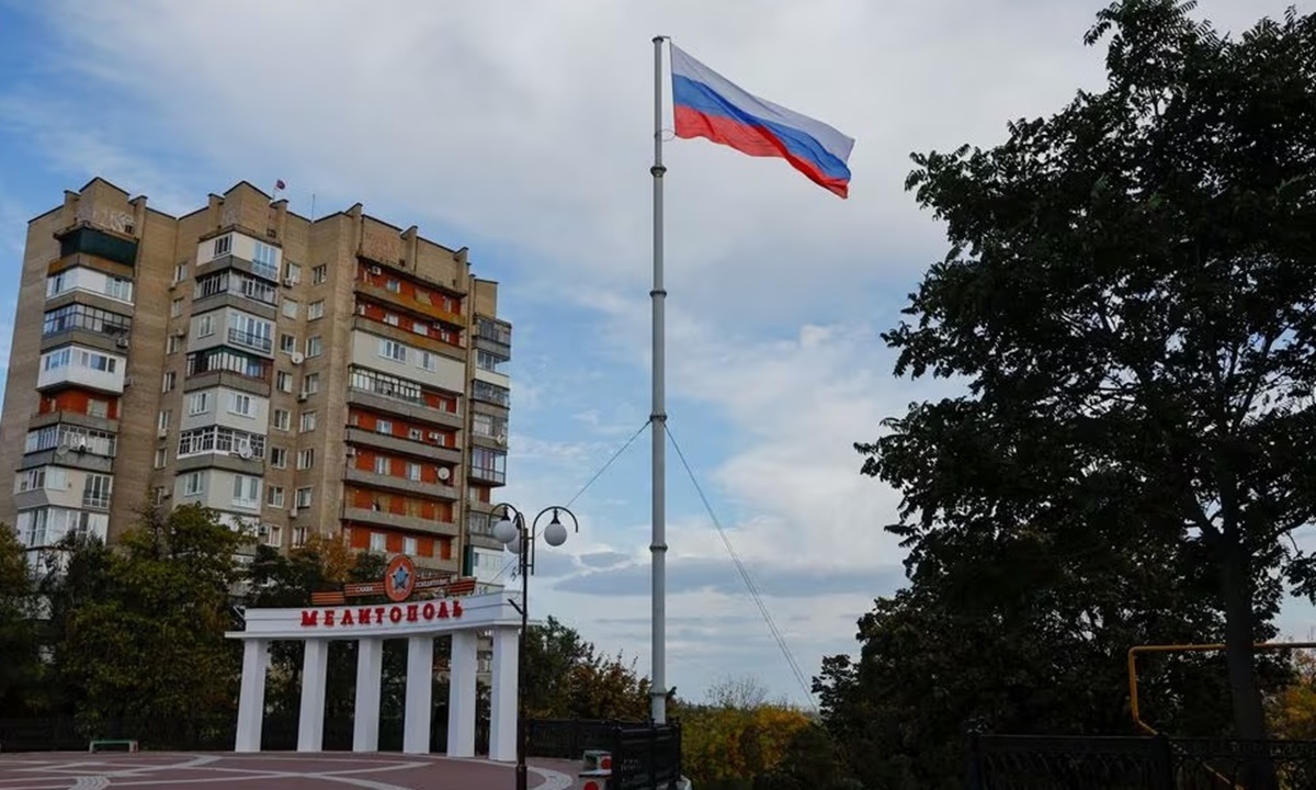 Quảng trường thành phố Melitopol hồi tháng 10 năm ngoái. Ảnh: Reuters