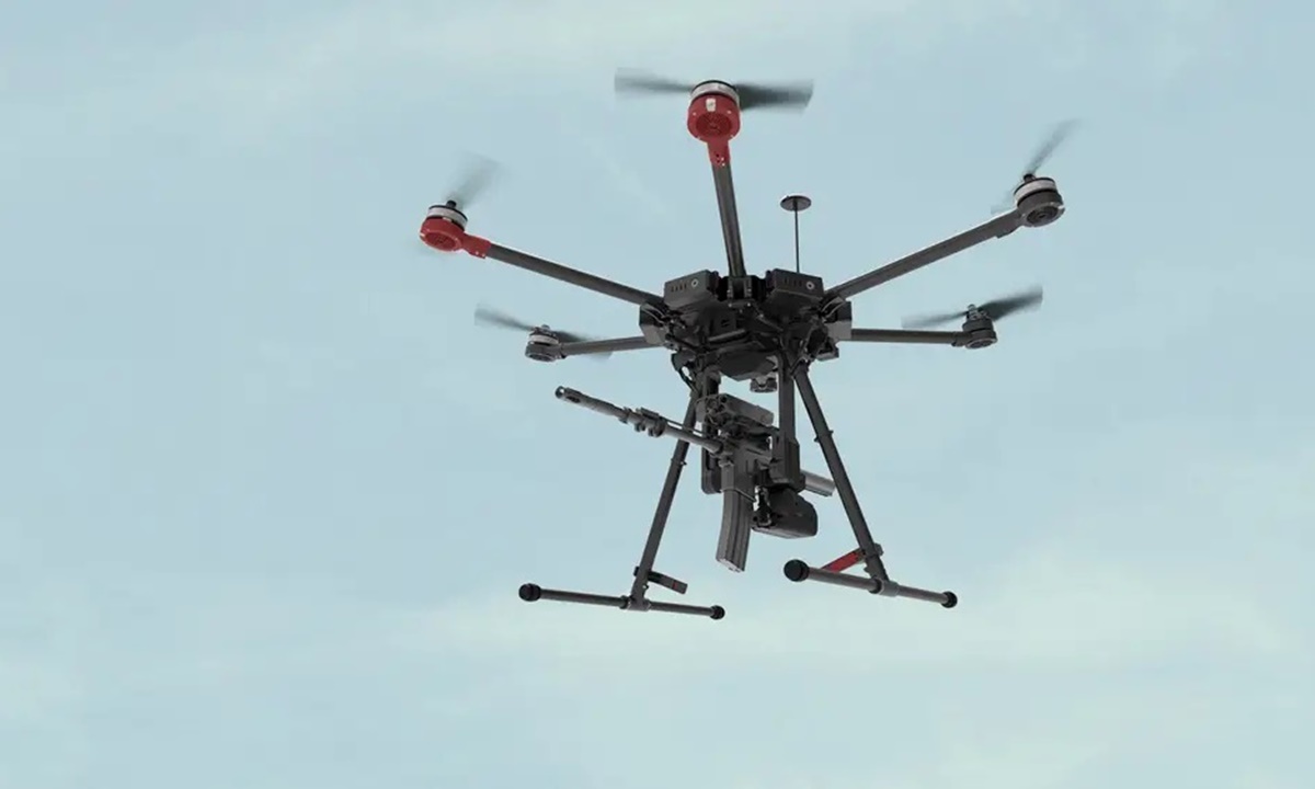 UAV SMASH Dragon của công ty Smart Shooter, Israel, có khả năng mang theo súng trường tấn công. Ảnh: Smart Shooter