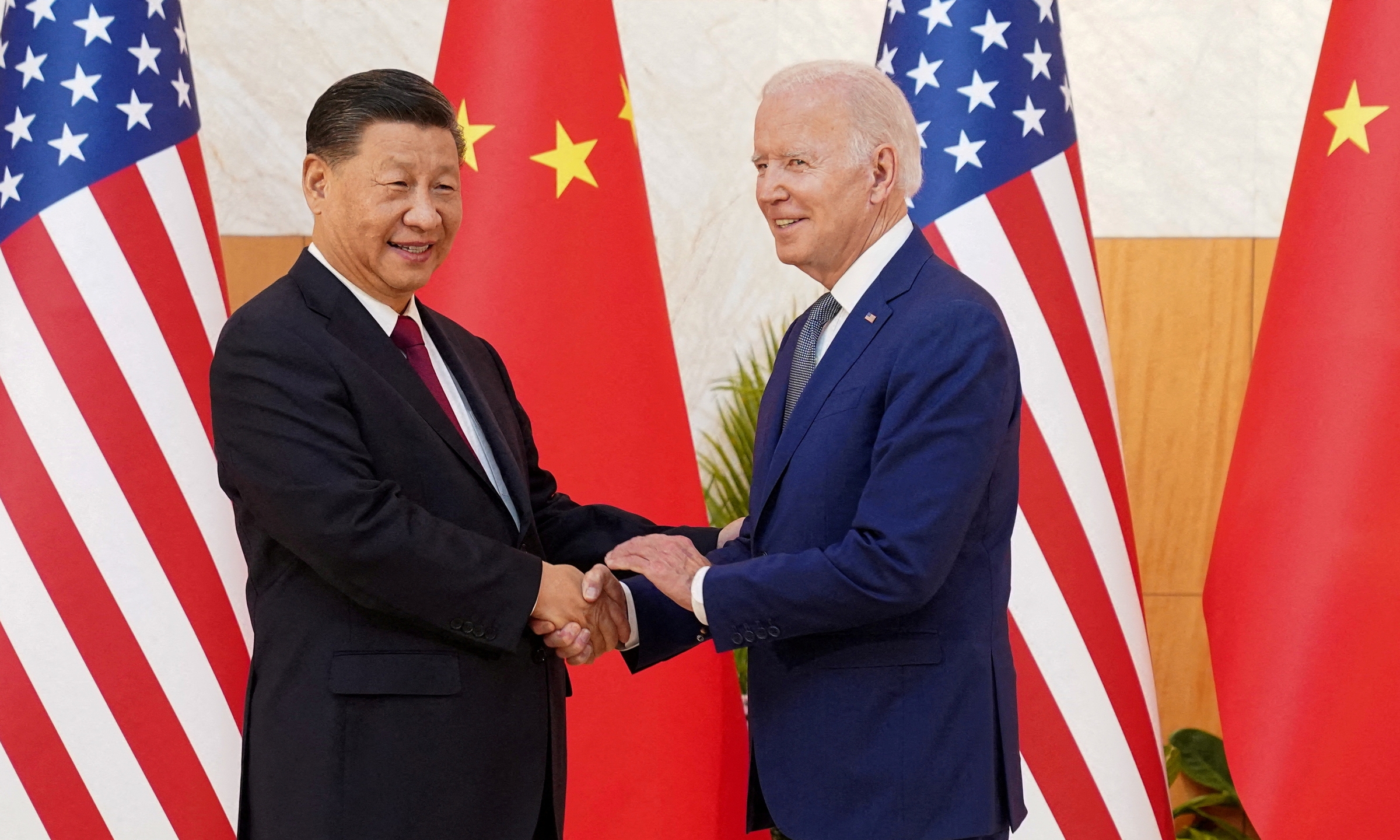 Tổng thống Mỹ Joe Biden (phải) và Chủ tịch Trung Quốc Tập Cận Bình tại Bali, Indonesia, hồi tháng 11/2022. Ảnh: Reuters