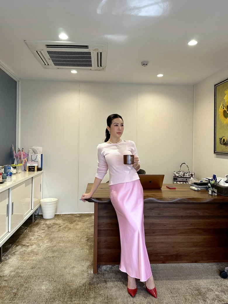 Hoa hậu Thu Hoài khoe không gian uống cafe đẹp như mơ, biệt thự nào cũng đẳng cấp - 1