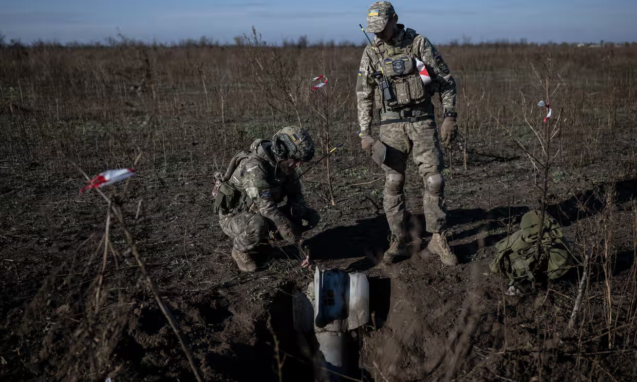Binh sĩ Ukraine kiểm tra đạn pháo lép tại tỉnh Kherson hôm 9/11. Ảnh: Anadolu