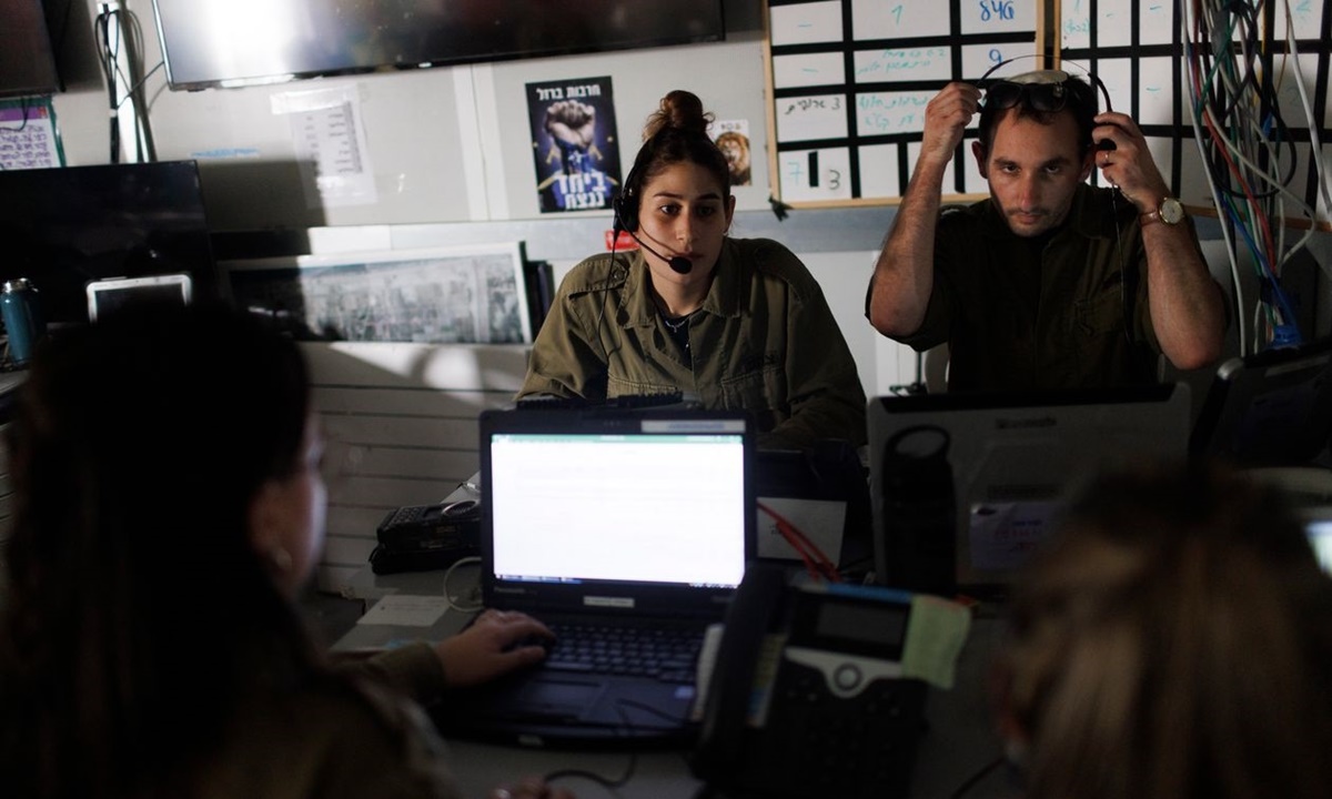 Các nhân viên bên trong một trung tâm chỉ hủy của Israel nằm sát Dải Gaza. Ảnh: WSJ